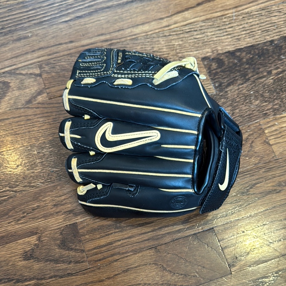 Nike Black and Cream Boy’s Baseball Glove
